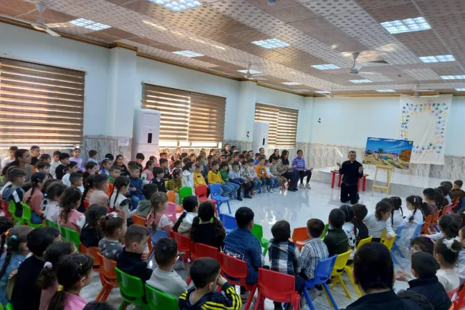 الأب روني سالم يُعلّم الأطفال عبر برنامج «صديق الأطفال»