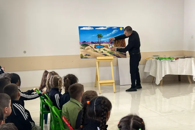 الأب روني سالم يُعلّم الأطفال عبر برنامج «صديق الأطفال»