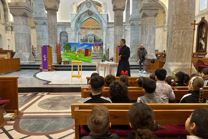 الأب روني سالم يُعلّم الأطفال عبر برنامج «صديق الأطفال»