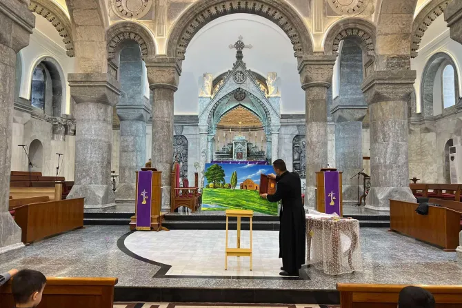 الأب روني سالم يُعلّم الأطفال عبر برنامج «صديق الأطفال»