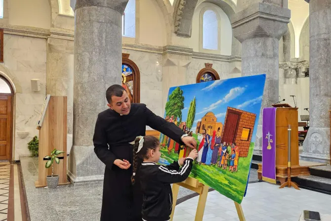 الأب روني سالم يُعلّم الأطفال عبر برنامج «صديق الأطفال»