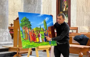 الأب روني سالم يُعلّم الأطفال عبر برنامج «صديق الأطفال» مصدر الصورة: الأب روني سالم