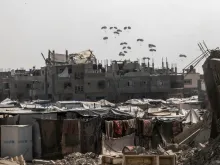 طائرة تُلقي مساعدات غذائيّة في منطقة رفح جنوبيّ قطاع غزّة في أغسطس/آب الماضي