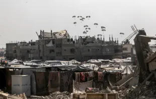 طائرة تُلقي مساعدات غذائيّة في منطقة رفح جنوبيّ قطاع غزّة في أغسطس/آب الماضي مصدر الصورة: Anas-Mohammed/Shutterstock