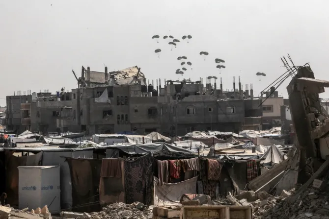 طائرة تُلقي مساعدات غذائيّة في منطقة رفح جنوبيّ قطاع غزّة في أغسطس/آب الماضي