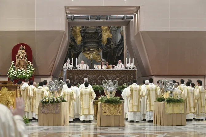 البابا فرنسيس يترأّس قدّاس الميرون في بازيليك القدّيس بطرس-الفاتيكان