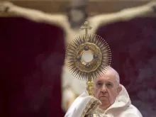 البابا فرنسيس يرفع شعاع القربان المقدّس في 14 يونيو/حزيران 2020