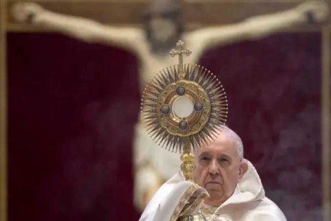البابا فرنسيس يرفع شعاع القربان المقدّس