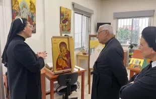 العبسي في خلال زيارته مركز الرئاسة العامّة للراهبات الباسيليّات الشويريّات في دير سيّدة البشارة للروم الملكيّين الكاثوليك-ذوق مكايل، لبنان مصدر الصورة: بطريركيّة الروم الملكيّين الكاثوليك