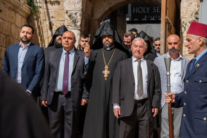 ثيوفيلوس الثالث يحتفل برتبة «فيض النور» في كنيسة القيامة-القدس