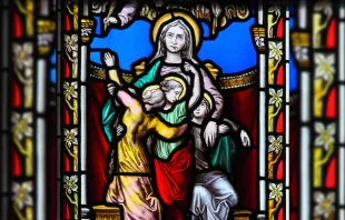 لوحة زجاجيّة للقديسة صوفيا وبناتها الثلاث في كنيسة سيدة سبلون، بروكسل-بلجيكا مصدر الصورة: jorisvo/Shutterstock