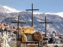 صلبان ترتفع في بلدة بشرّي المسيحيّة، شماليّ لبنان