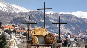 صلبان ترتفع في بلدة بشرّي المسيحيّة، شماليّ لبنان مصدر الصورة: بلديّة بشرّي