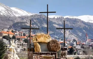 صلبان ترتفع في بلدة بشرّي المسيحيّة، شماليّ لبنان مصدر الصورة: بلديّة بشرّي