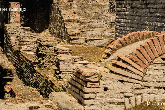 «قرية كُنْ مسبّحًا» في كاستل غاندولفو الإيطاليّة