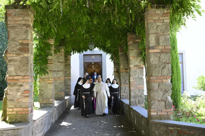 البابا لاوون الرابع عشر يزور دير راهبات الكلاريس في منطقة ألبانو الإيطاليّة