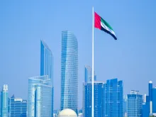 علم الإمارات العربيّة المتّحدة مرفرفًا فوق سماء أبو ظبي