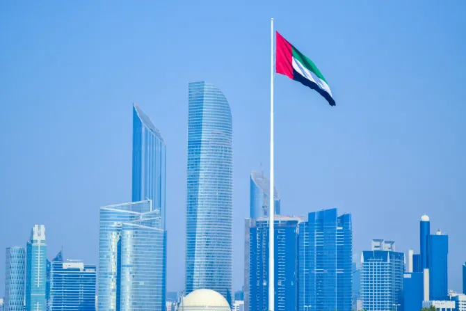 علم الإمارات العربيّة المتّحدة مرفرفًا فوق سماء أبو ظبي