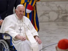 البابا يدخل إلى قاعة بولس السّادس للمقابلة العامّة