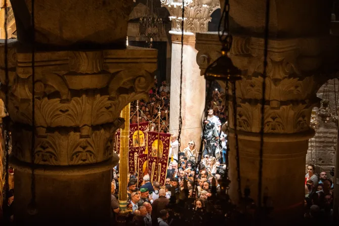 ثيوفيلوس الثالث يحتفل برتبة «فيض النور» في كنيسة القيامة-القدس