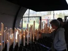 حجّاج يضيئون الشموع في مزار سيّدة لورد، فرنسا