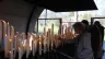 حجّاج يضيئون الشموع في مزار سيّدة لورد، فرنسا