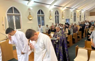 الأب يوحنّا إينا يترأّس قدّاسًا إلهيًّا لإرساليّة السريان الكاثوليك في سيدني، أستراليا مصدر الصورة: الأب يوحنّا إينا