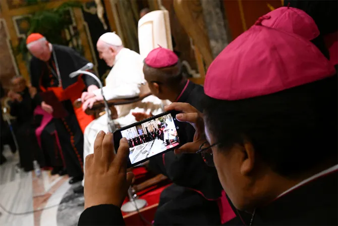 خلال لقاء البابا فرنسيس مع الأساقفة الجدد