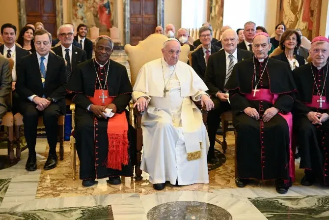البابا فرنسيس يلتقي بالمشاركين في الاجتماع العام للأكاديمية البابوية للعلوم الاجتماعية في الفاتيكان ، ٢٩ أبريل ٢٠٢٢.
