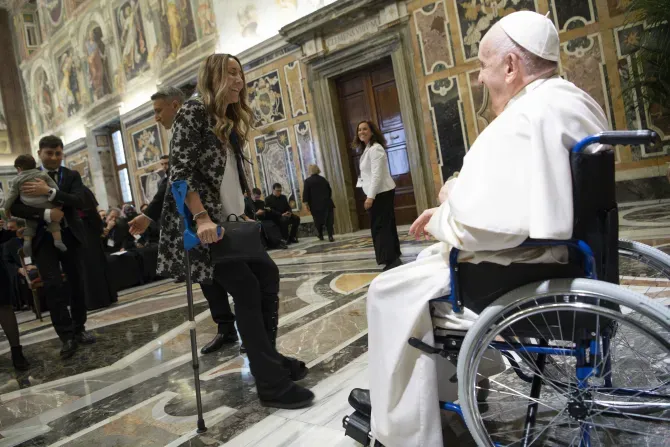 البابا فرنسيس  على الكرسي المتحرك اثناء الاجتماع مع المعهد البابوي الليتورجي – فاتيكان في 7 مايو 2022.