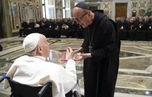 البابا فرنسيس  على الكرسي المتحرك اثناء الاجتماع مع المعهد البابوي الليتورجي – فاتيكان في 7 مايو 2022. Provided by: Vatican Media