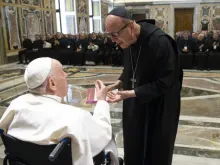 البابا فرنسيس  على الكرسي المتحرك اثناء الاجتماع مع المعهد البابوي الليتورجي – فاتيكان في 7 مايو 2022.