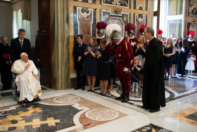 البابا فرنسيس مع مجندين جدد في الحرس السويسري في قاعة كليمنتين بالفاتيكان في 6 مايو 2022.
