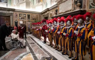 البابا فرنسيس مع مجندين جدد في الحرس السويسري في قاعة كليمنتين بالفاتيكان في 6 مايو 2022. Provided by: Vatican News