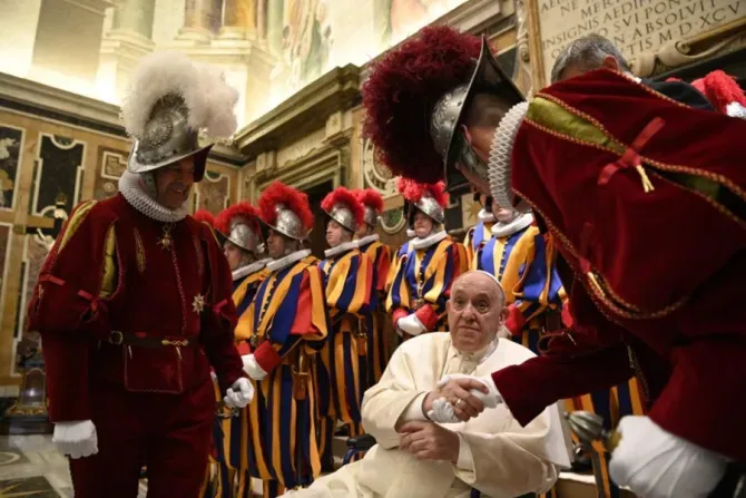 البابا فرنسيس مع مجندين جدد في الحرس السويسري في قاعة كليمنتين بالفاتيكان في 6 مايو 2022.