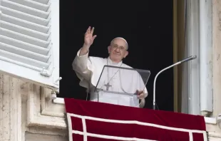 البابا فرنسيس يلوح للحجاج المتجمعين في ساحة القديس بطرس في 8 مايو 2022 Provided by: Vatican Media