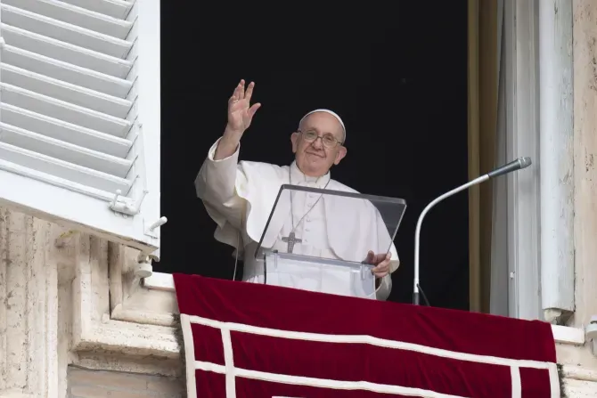 البابا فرنسيس يلوح للحجاج المتجمعين في ساحة القديس بطرس في 8 مايو 2022