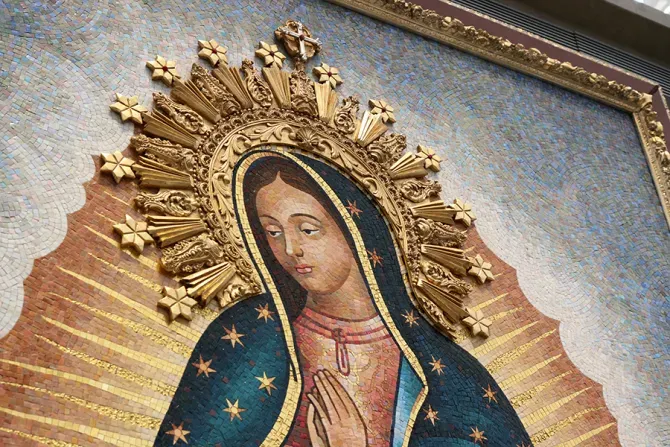 فسيفساء سيدة غوادالوبي داخل كاتدرائية المسيح في أورانج، كاليفورنيا.