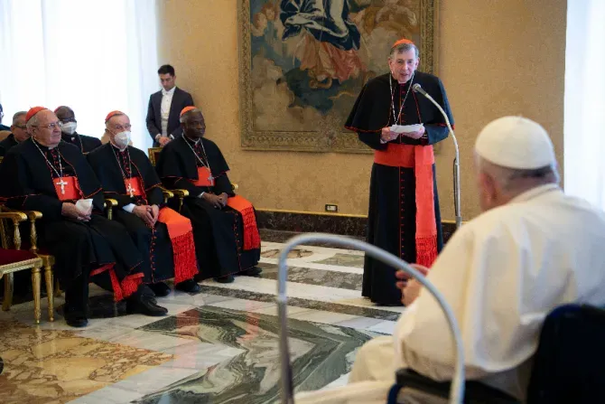 الكاردينال كورت كوخ، رئيس المجلس البابوي لتعزيز الوحدة المسيحية، يخاطب البابا فرانسيس في الفاتيكان، 6 مايو 2022.