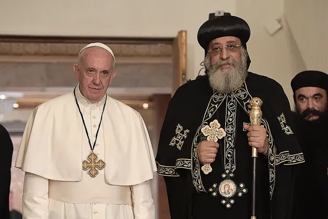 البابا فرنسيس مع البطريرك الأقباط الأرثوذكس البابا تواضروس الثاني، في القاهرة، مصر في 28 أبريل 2017 خلال زيارة البابا فرنسيس لمصر التي استمرت يومين.