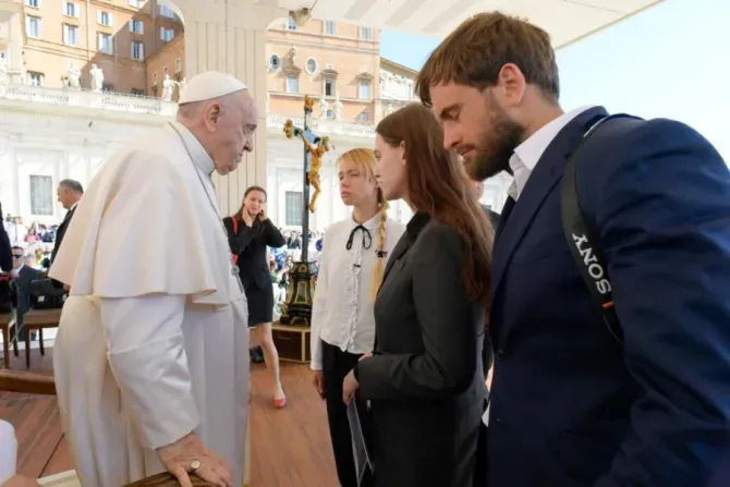 البابا فرنسيس يلتقي كاترينا بروكوبينكو، ويوليا فيدوسيك في ساحة القديس بطرس في 11 مايو 2022.