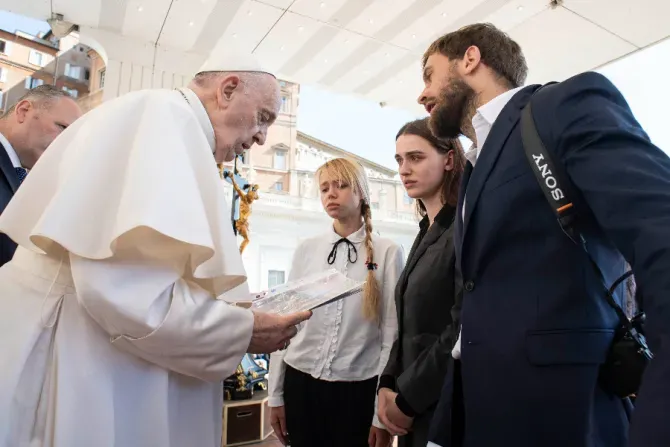 البابا فرنسيس يلتقي كاترينا بروكوبينكو، ويوليا فيدوسيك في ساحة القديس بطرس في 11 مايو 2022.