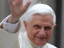 البابا الفخري بنديكتوس السادس عشر في 15 يونيو 2005 في مدينة الفاتيكان.