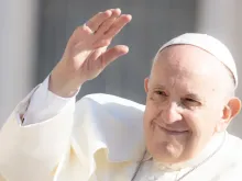 البابا فرنسيس في ساحة القديس بطرس اثناء اللقاء مع الجمهور العام في 18 مايو 2022.