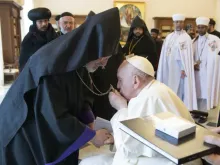 البابا فرنسيس يلتقي بوفد من الكهنة والرهبان من الكنائس الأرثوذكسية الشرقية في الفاتيكان في 3 يونيو 2022.