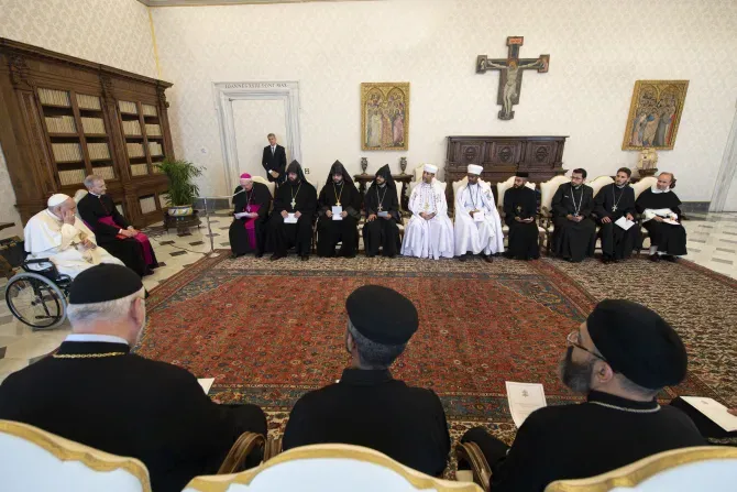 البابا فرنسيس يلتقي بوفد من الكهنة والرهبان من الكنائس الأرثوذكسية الشرقية في الفاتيكان في 3 يونيو 2022.