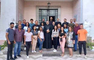 صورة تذكاريّة للأنبا عمانوئيل عياد مع المشاركين في الدورة التدريبيّة لإعداد قادة التعليم المسيحي في مصر Provided by: Egyptian Catholic Media Office