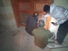 مواطنون يصلحون باب كنيسة سيّدة الانتقال التي تعرّضت للسرقة