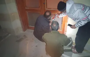 مواطنون يصلحون باب كنيسة سيّدة الانتقال التي تعرّضت للسرقة Provided by: Lady of Assumption Church-Bekaa