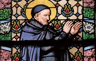 لوحة زجاجيّة تُظهر القديس منصور دي بول في كنيسة القديس لورانس، باريس-فرنسا مصدر الصورة: Zvonimir Atletic/Shutterstock